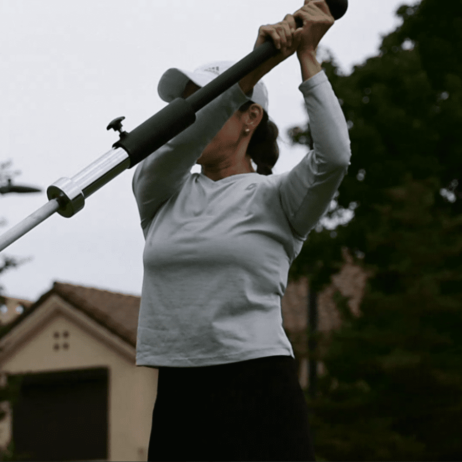 Cliente haciendo Landmine Shoulder Press