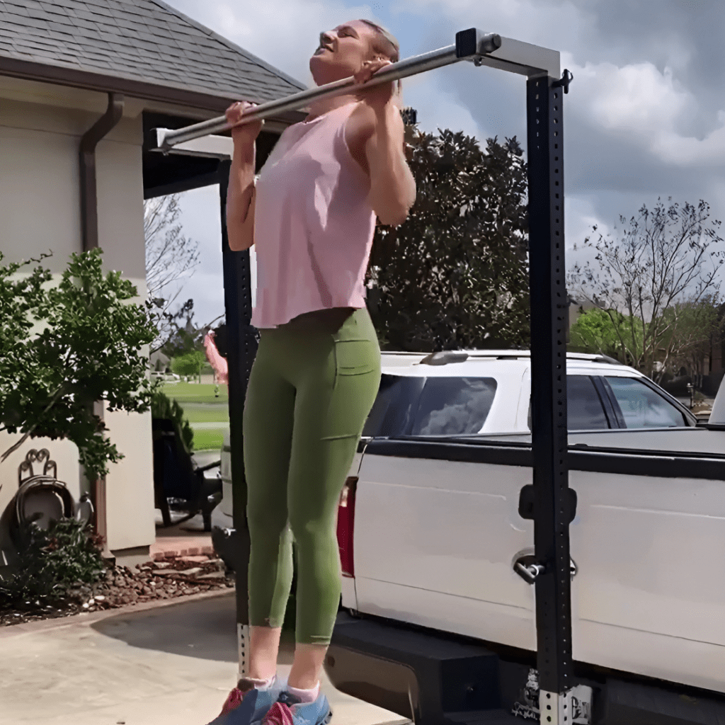Mujer haciendo Pull Ups supervisada por